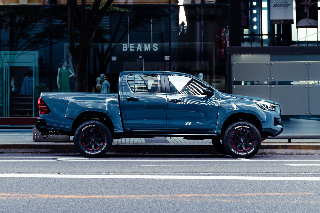 都会で停車しているHILUX