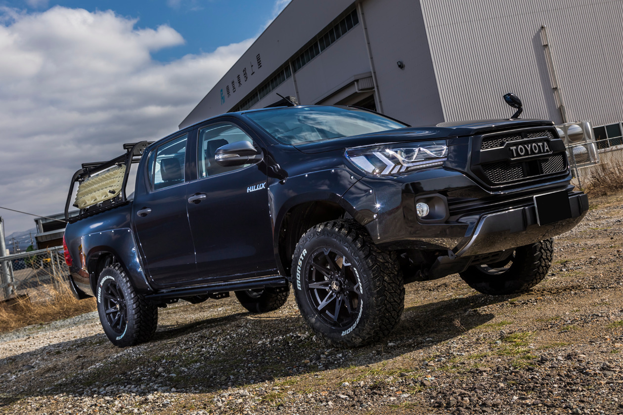 工場背景のHILUX