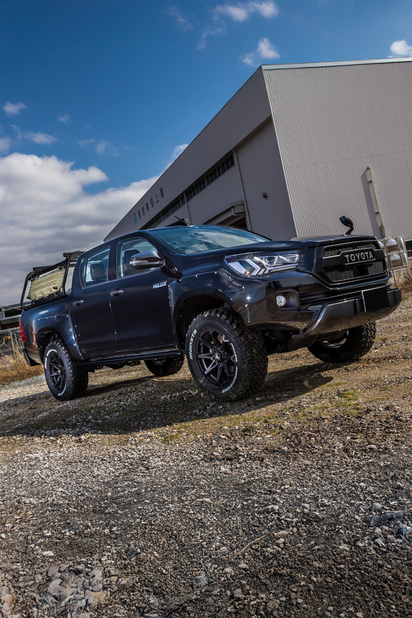 工場背景のHILUX