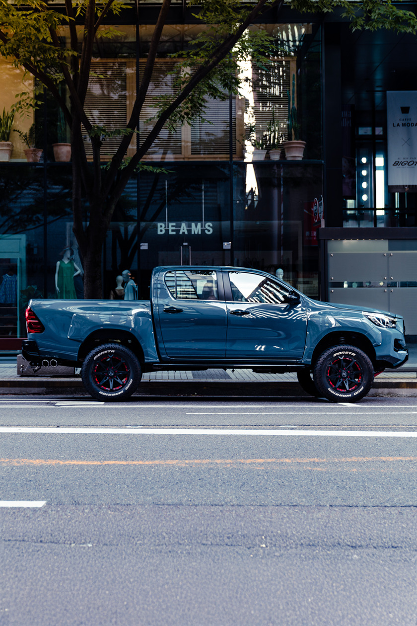 都会で停車しているHILUX